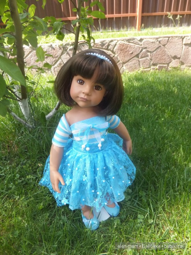 сзади яблонька, заборчик