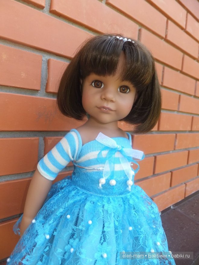 кирпичная стена, Риша в платье