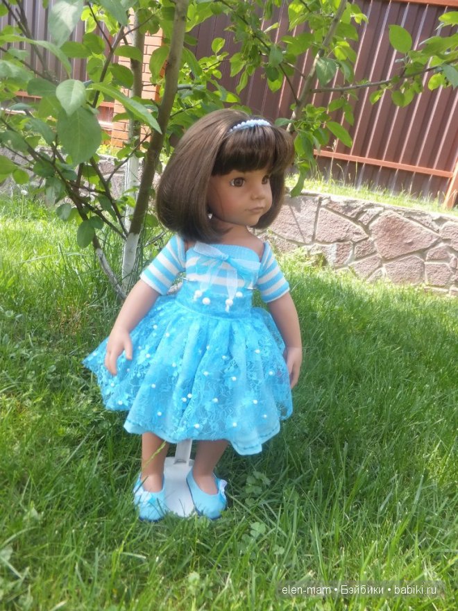 сзади яблонька, заборчик, боком