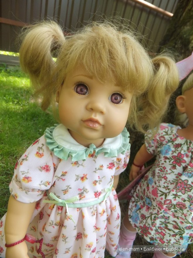 Ксюша, виден забор, около дерева