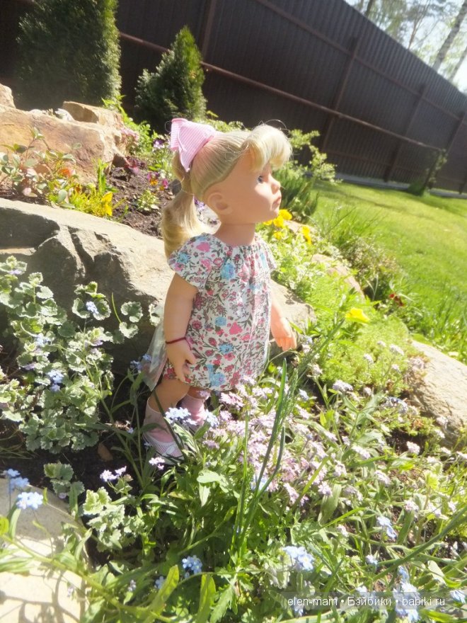 цветы, горка, Аллочка, смотрит вдаль, вид сбоку