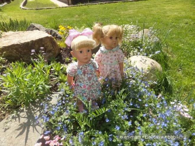 Аллочка и Ксюша, смотрят чуть в сторону, горка