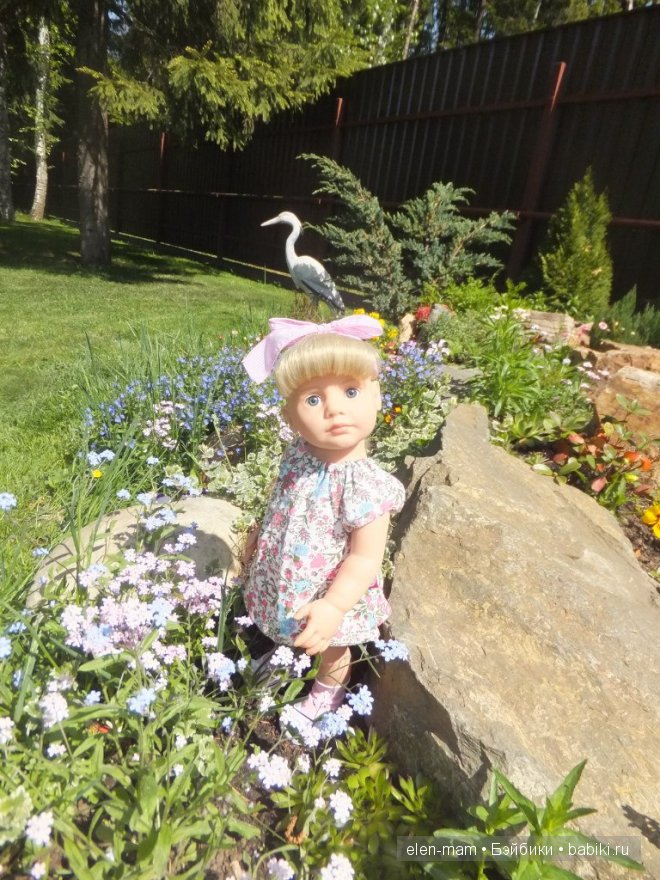 цветы, горка, Аллочка, сзади цапля