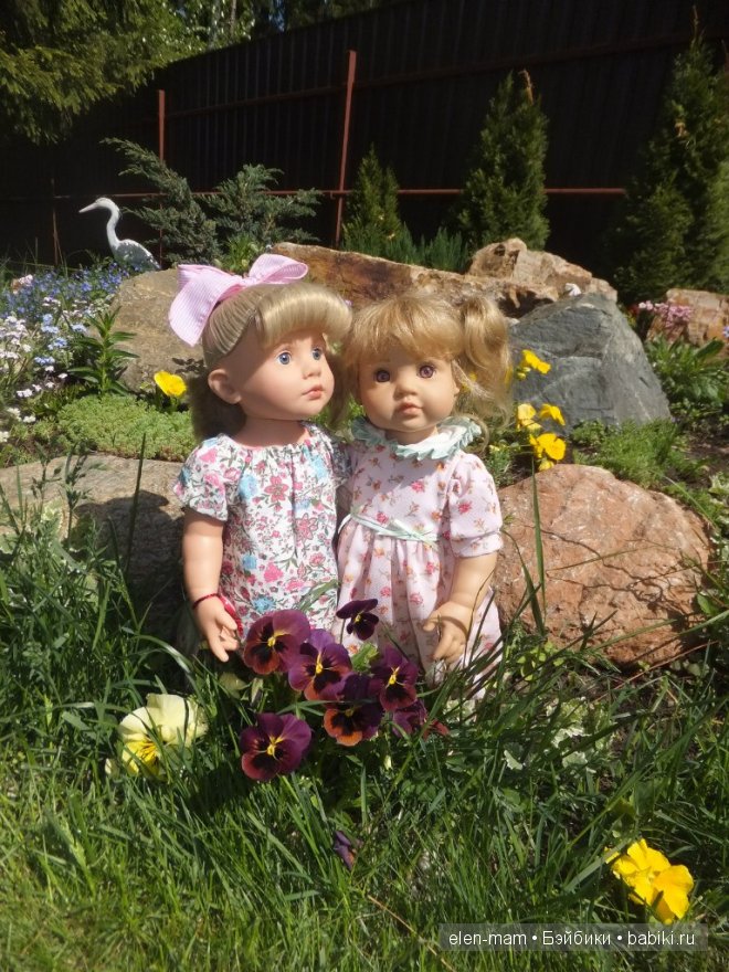 цветы, горка, малышки, сзади цапля