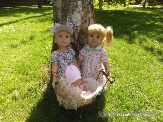 малышки под деревом, впереди коляска 2