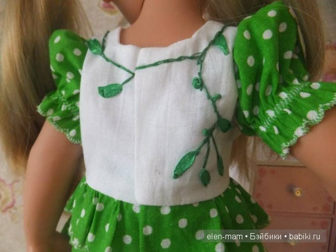 Спинка зелёного платья с вышивкой, крупно