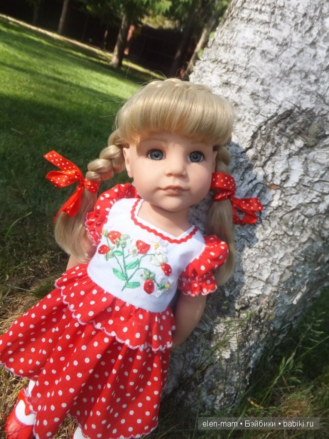 Слава у берёзы, крупно, смотрит чуть вверх