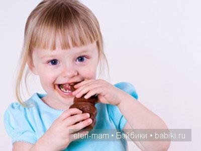 девочка с шоколадкой девочка с шоколадкой