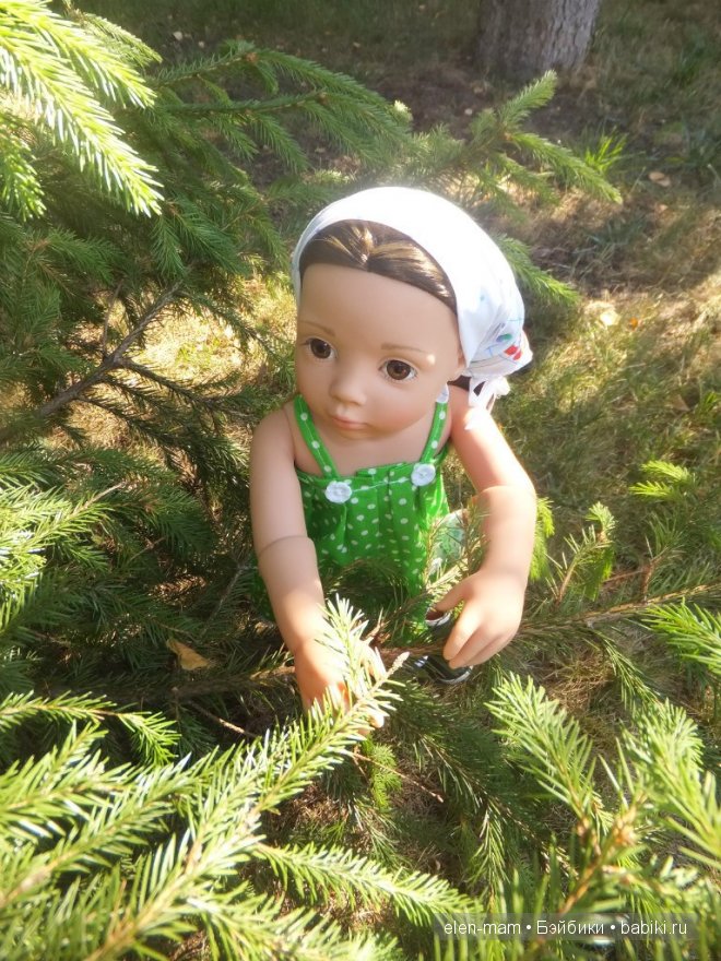 раздвигает ветки ...