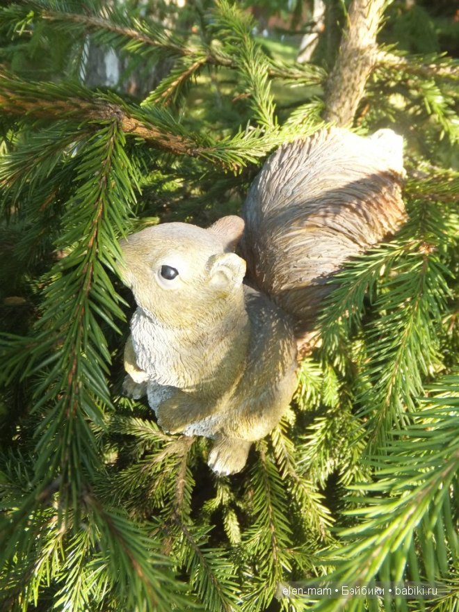 Белочка на ёлке