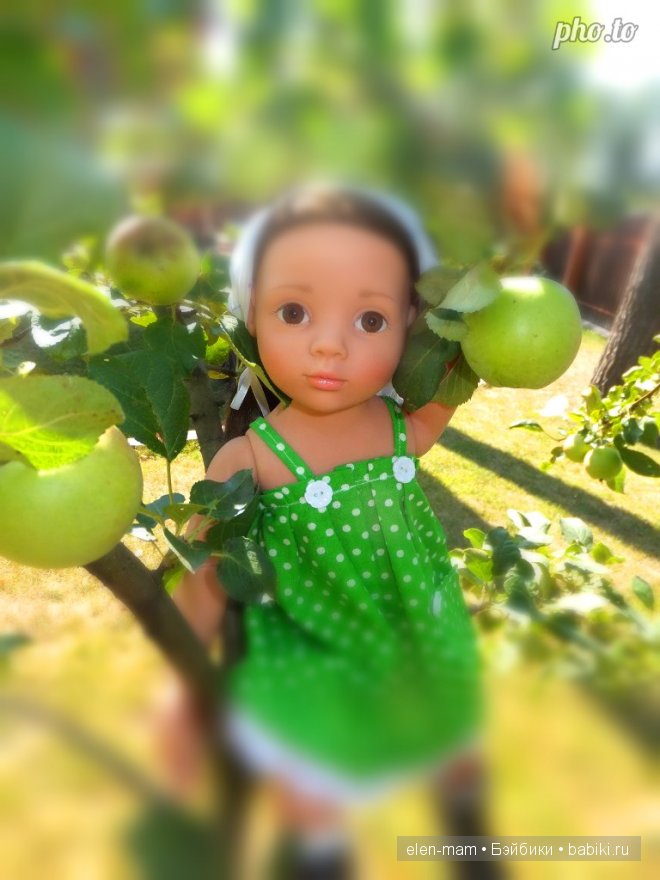 Кира на яблоне 2