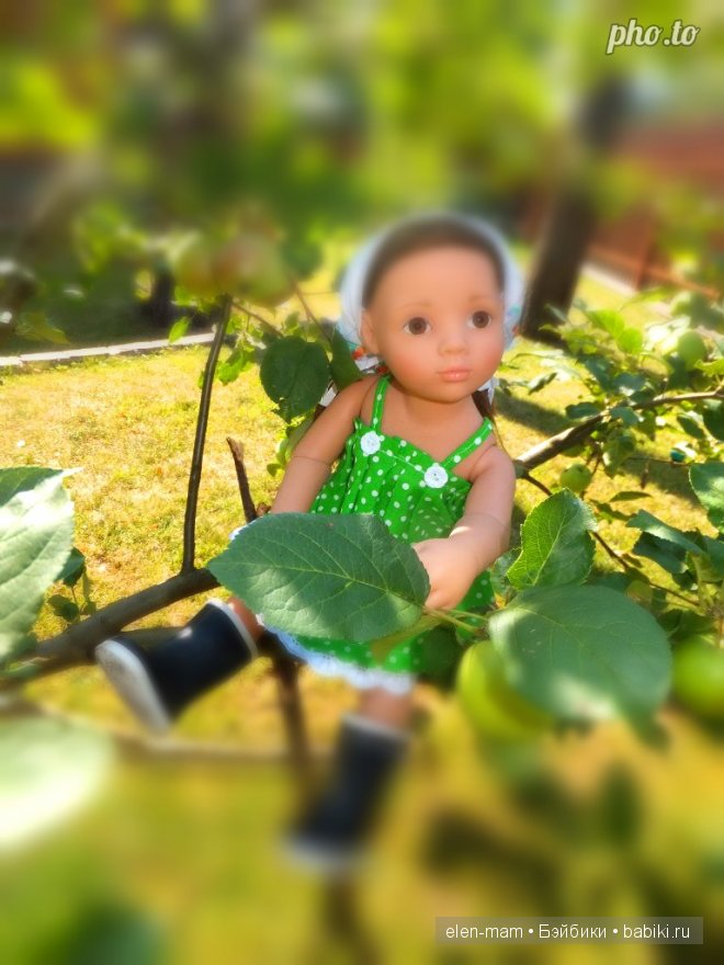 Кира на яблоне 3