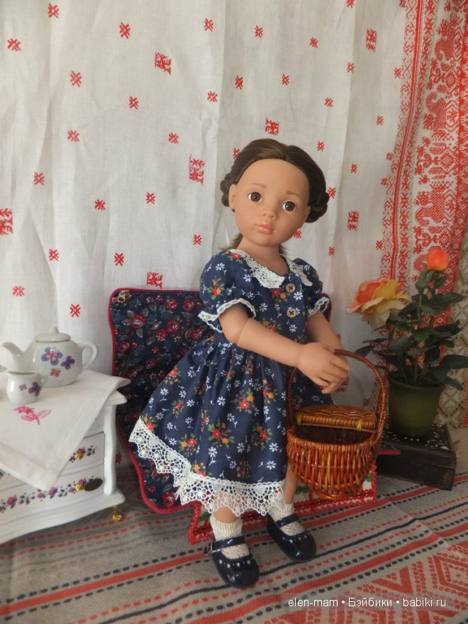 с корзинкой, стоит, полный рост