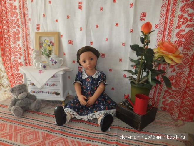 сидит на полу