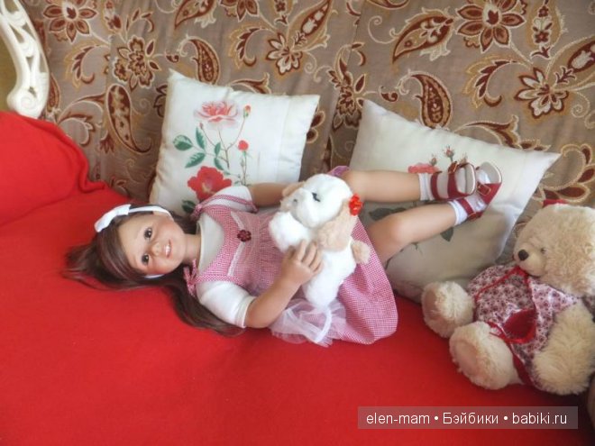 Ёля на диване, лежит и улыбается)