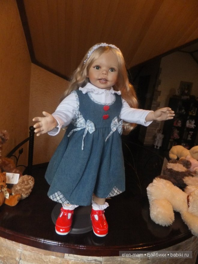 Кристинка на перилах