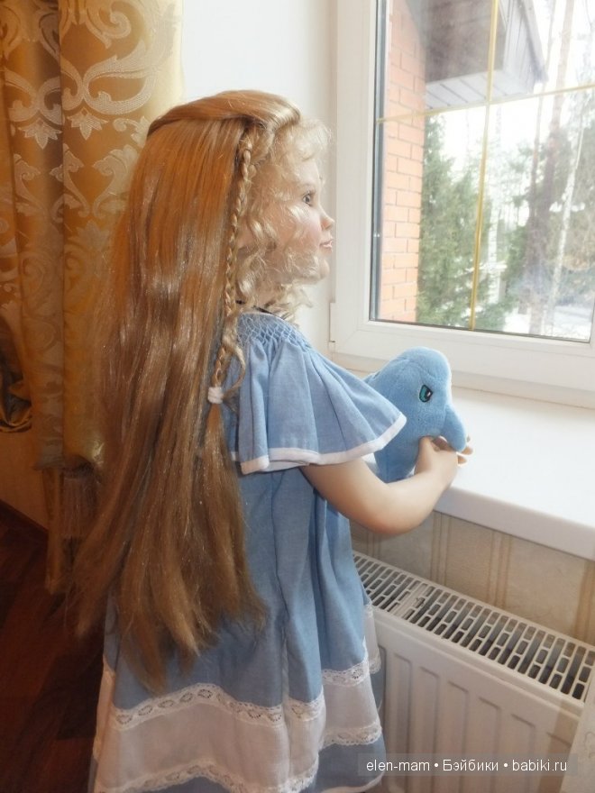 Софи смотрит в окно