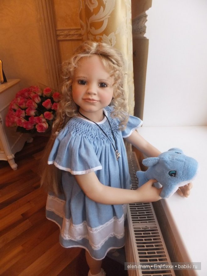 Софи у окна, повернулась