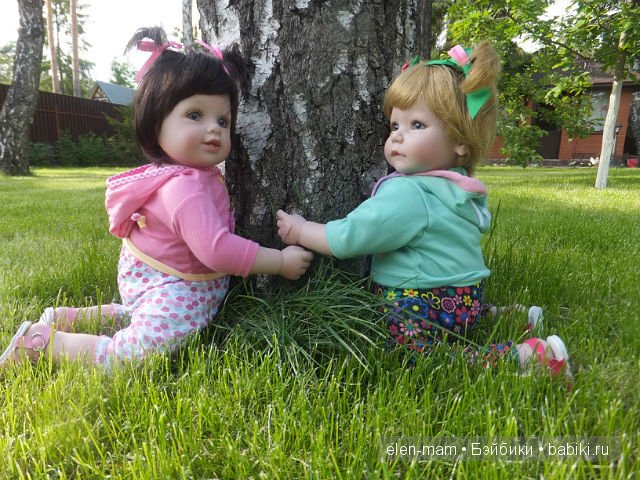 Аля и Рита обнимают дерево