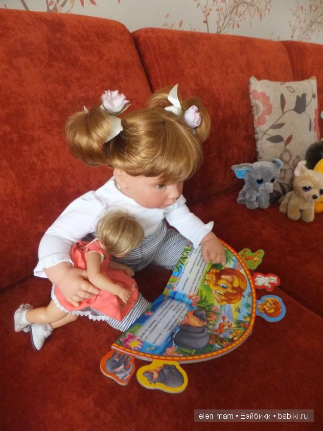 Зоя читает книжку, с куклой)