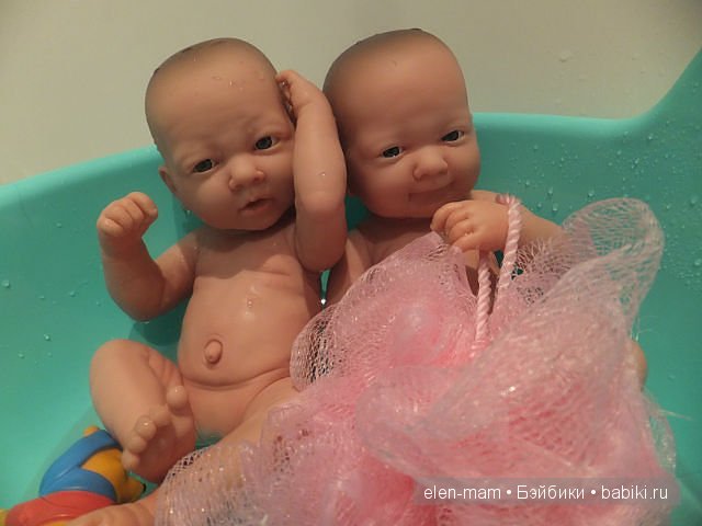Близняшки купаются
