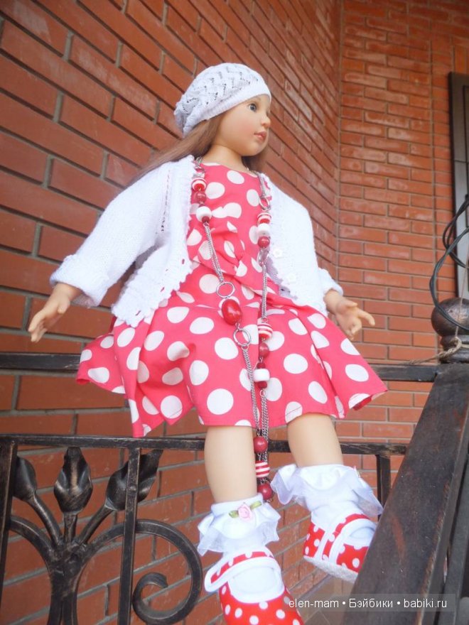 Наташа на улице, крыльцо, перила