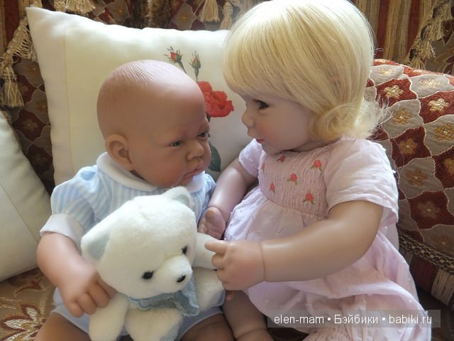 Ангелика и Тёма секретничают