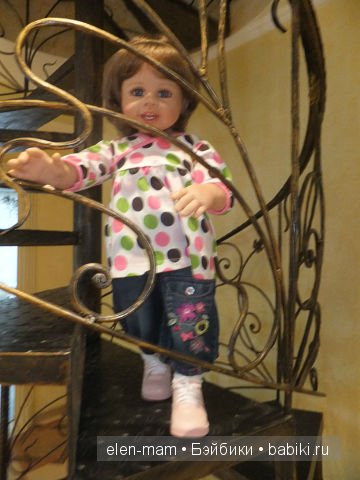 Мия на лестнице