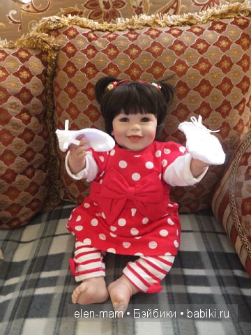 Анита показывает носочки)