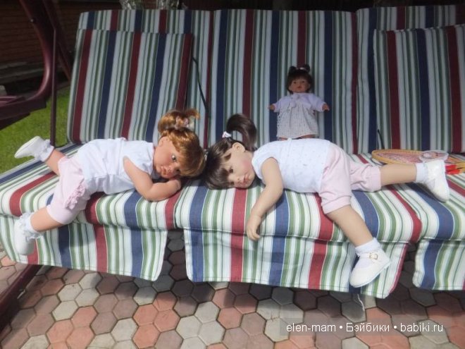 Зоя и Лара на качелях, устали