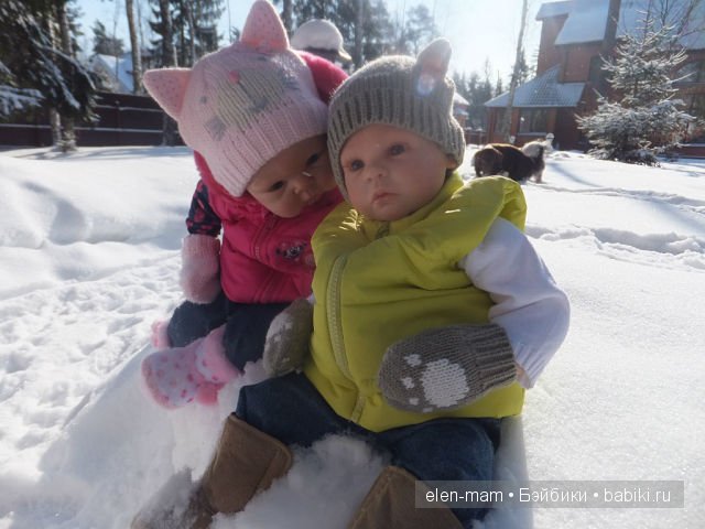 Маша и Стеша, зима, шепчутся