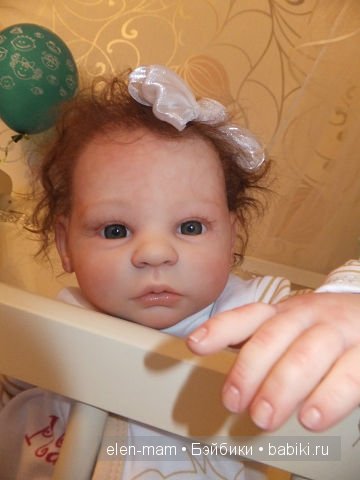 Стеша в кроватке