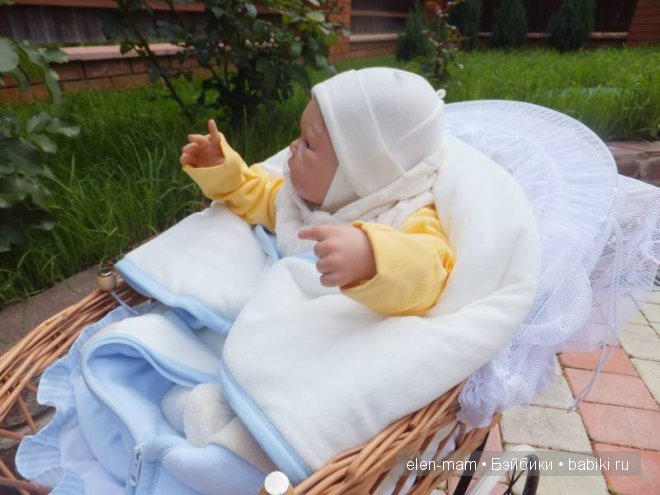 Маша в коляске, пальчиком показывает