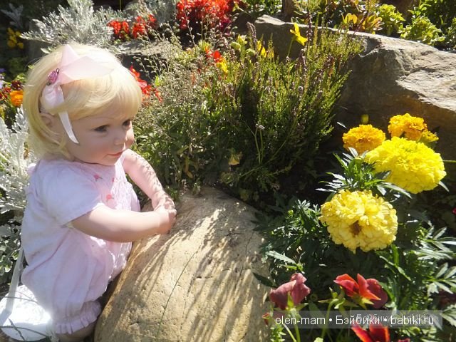 Ангелика среди цветов