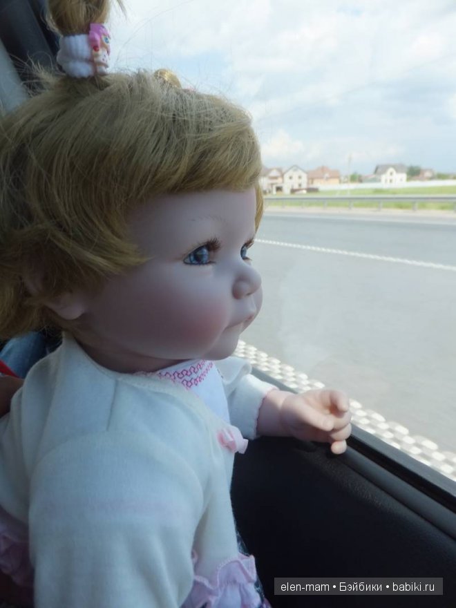 Рита смотрит в окно, в машине