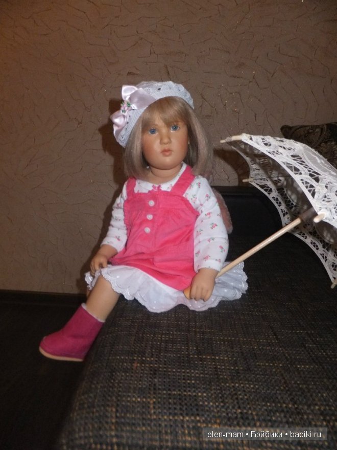 Мона с зонтиком