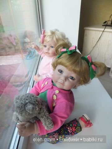 Рита и Саша на окне