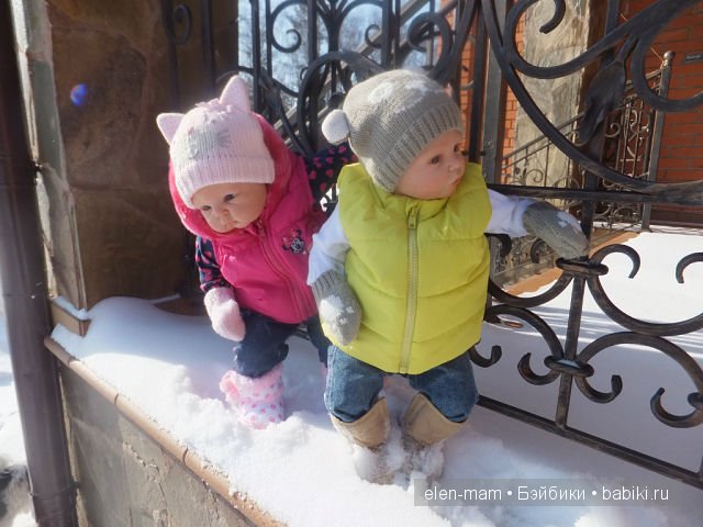 Стеша и Маша около перил