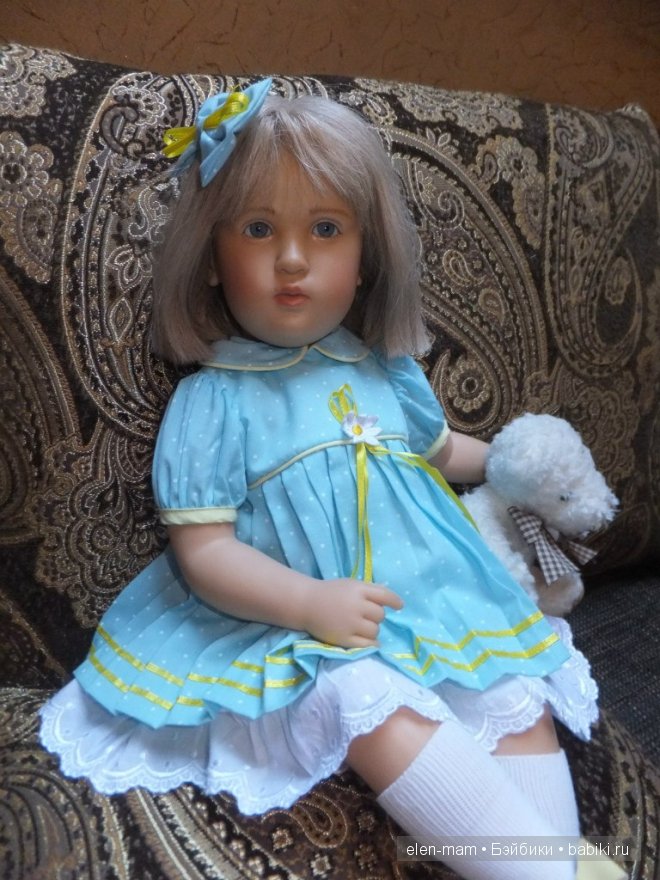 Мона в голубом платье