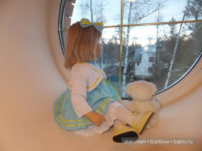 Мона на круглом окне