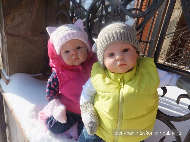 Стеша и Маша около перил 3