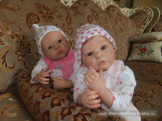 Стеша и Маша на диване, зал