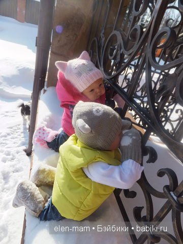 Стеша и Маша около перил 2