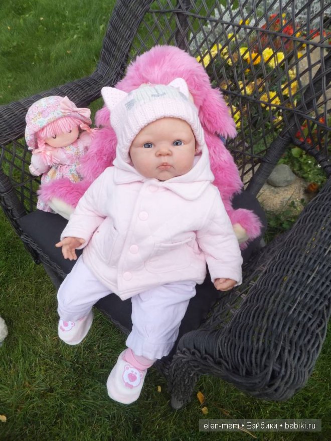 Маша, кресло, розовая курточка 2