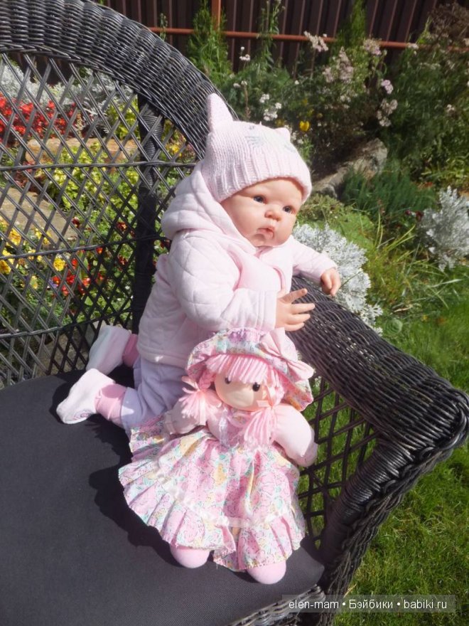 Маша, кресло, розовая курточка