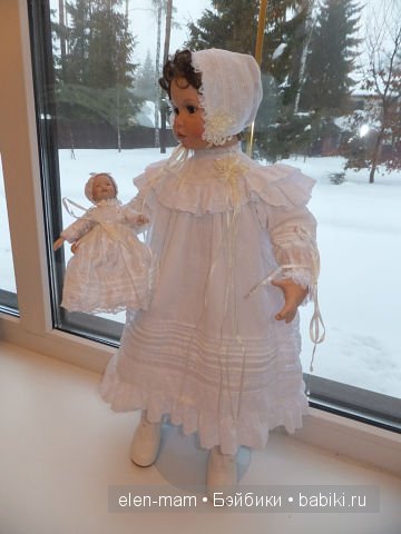 Сюзанна с куколкой на окне