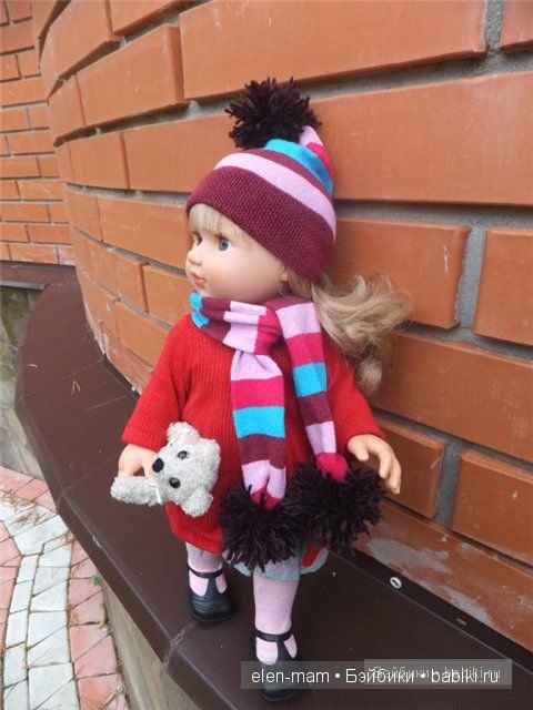 Мариэль, кирпичная стена, под окном