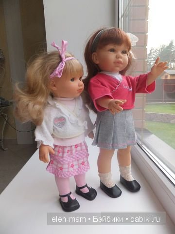 Мариэль и Андреа на окне