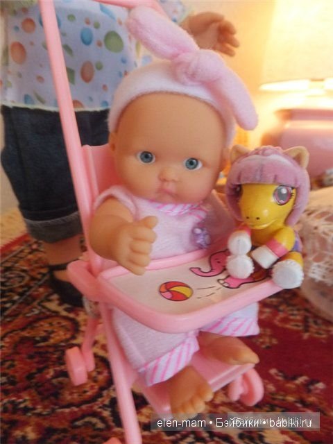 пупсик в коляске
