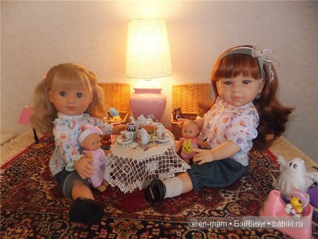 Девочки за столом